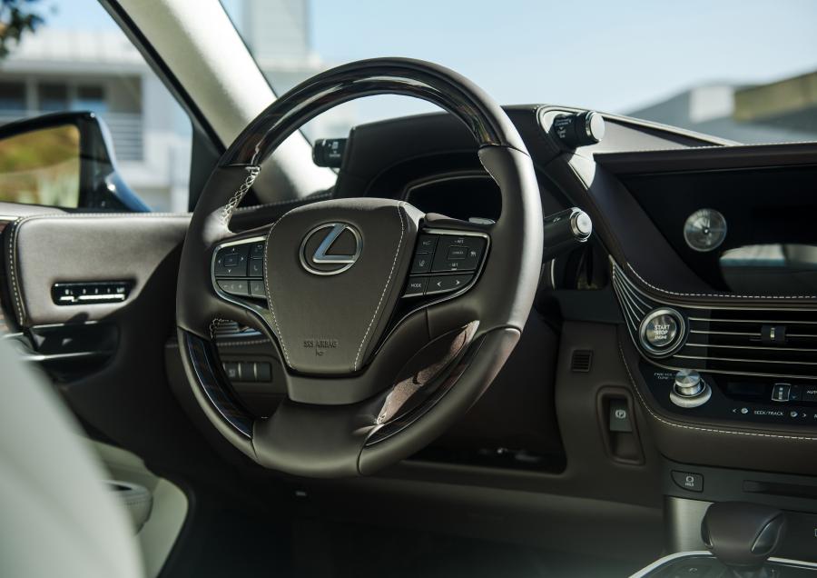 Интерьер Lexus LS500 2017 года  (NA) (фото 17 из 67)